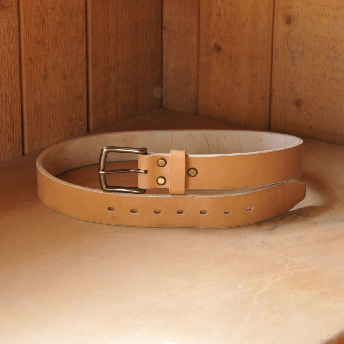 Photo by Lazarey on November 1, 2025 of the Carmine Jack Leather Oak Bark Shipyard Belt in J&FJ Baker Natural Oak Bark Tanned Bridle, 16oz.