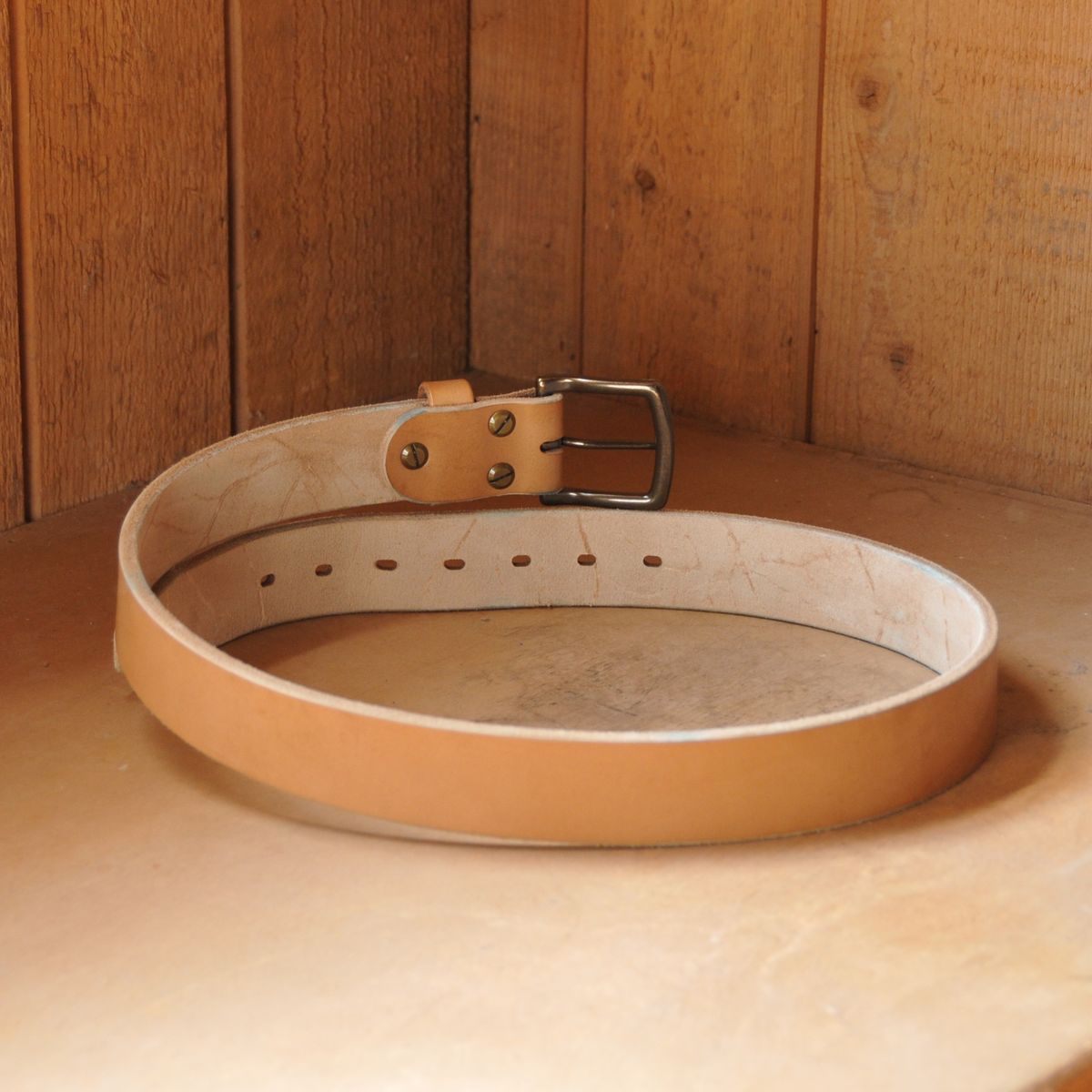 Photo by Lazarey on November 1, 2025 of the Carmine Jack Leather Oak Bark Shipyard Belt in J&FJ Baker Natural Oak Bark Tanned Bridle, 16oz.