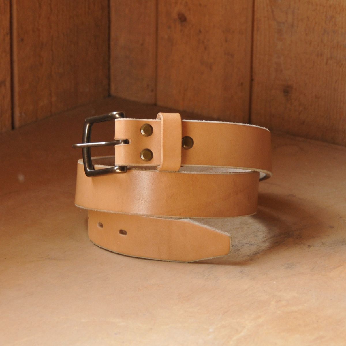 Photo by Lazarey on November 1, 2025 of the Carmine Jack Leather Oak Bark Shipyard Belt in J&FJ Baker Natural Oak Bark Tanned Bridle, 16oz.