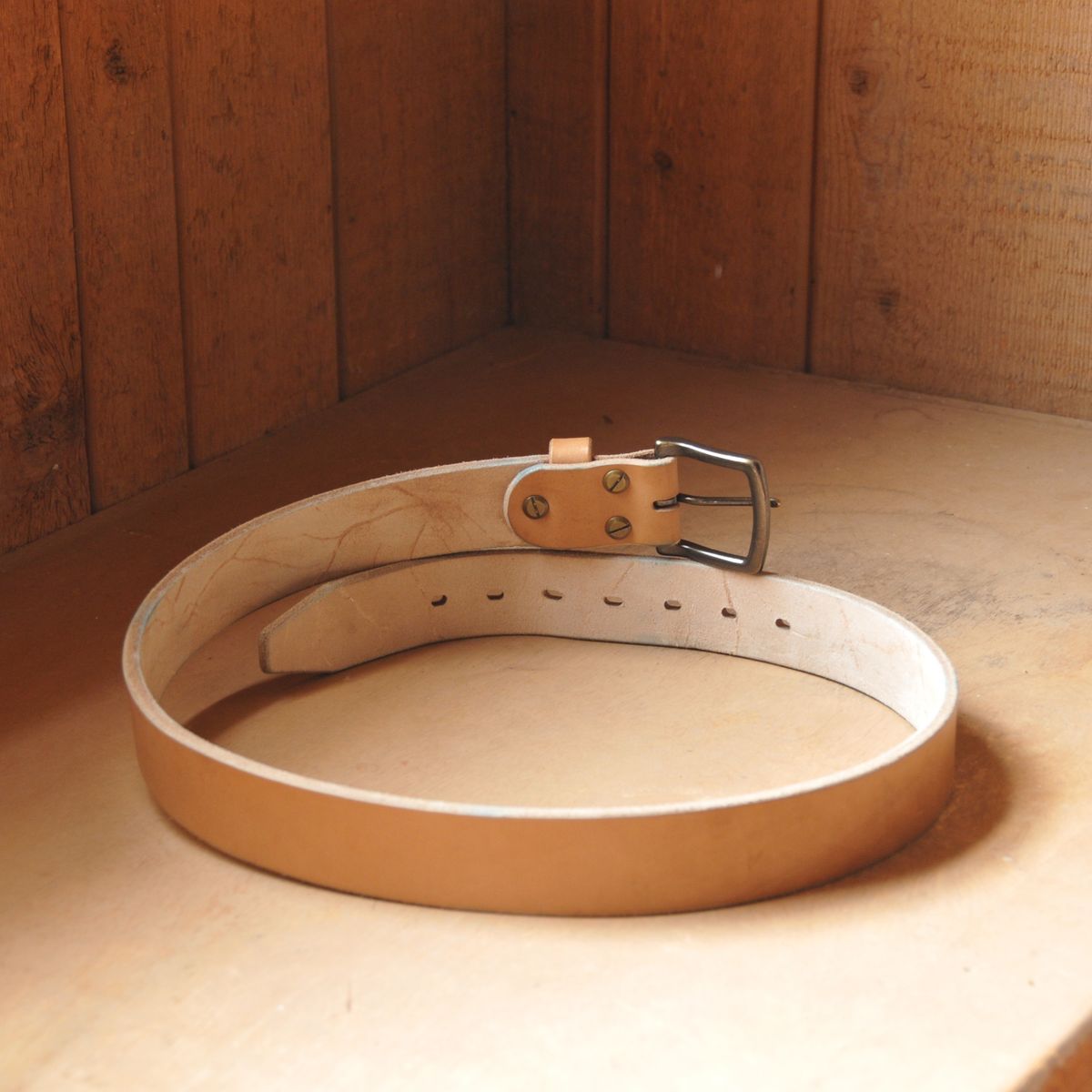 Photo by Lazarey on December 5, 2025 of the Carmine Jack Leather Oak Bark Shipyard Belt in J&FJ Baker Natural Oak Bark Tanned Bridle, 16oz.