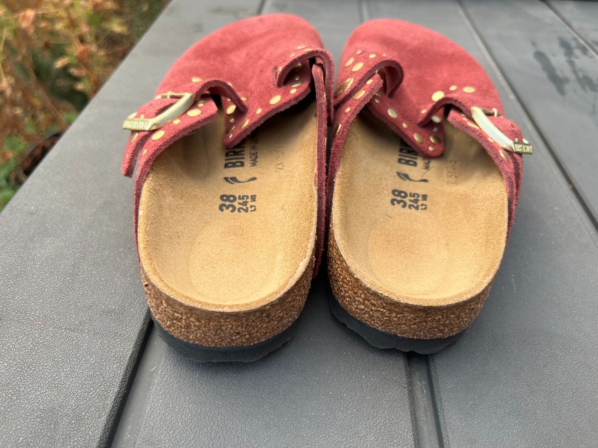 Photo by sgetz.19 on November 5, 2025 of the Birkenstock Boston in Zinfandel Suede.