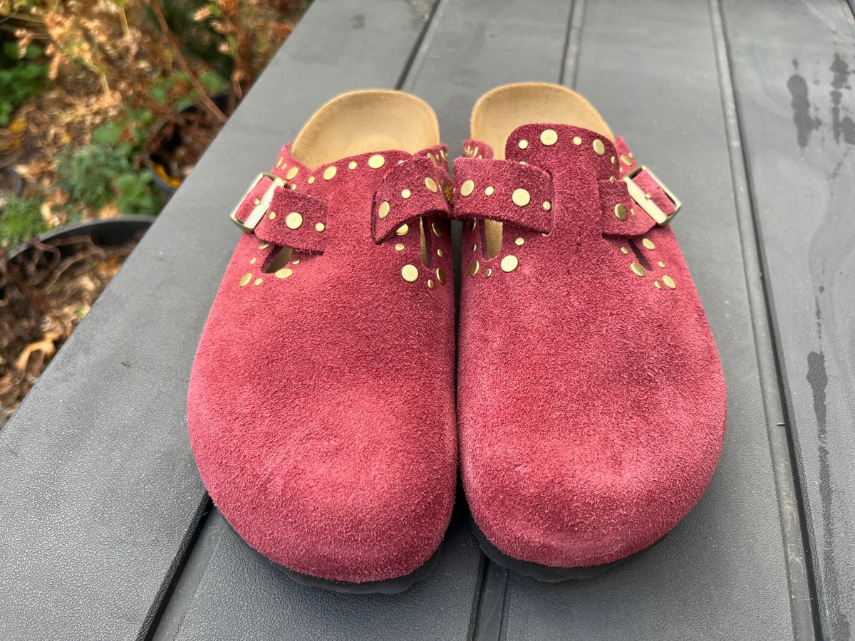 Photo by sgetz.19 on November 5, 2025 of the Birkenstock Boston in Zinfandel Suede.