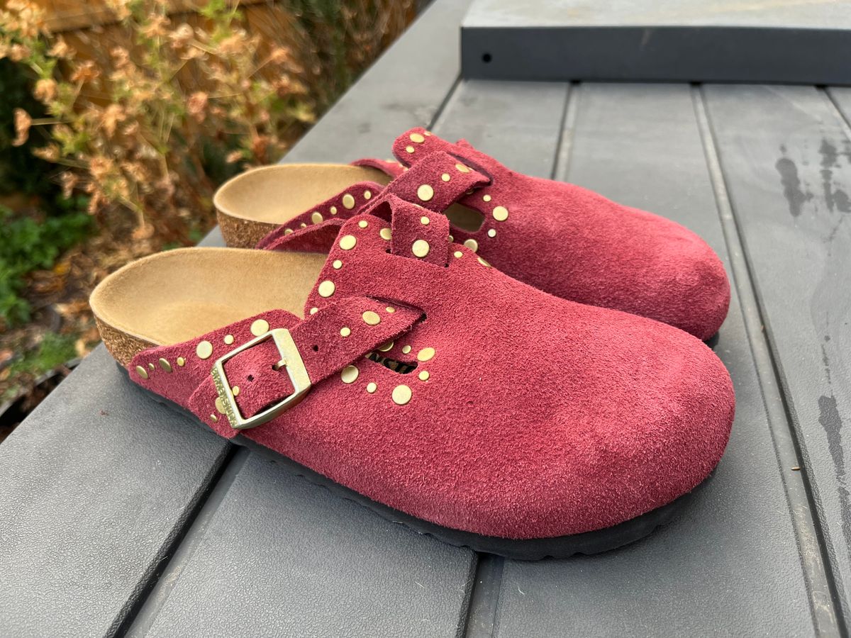Photo by sgetz.19 on November 5, 2025 of the Birkenstock Boston in Zinfandel Suede.