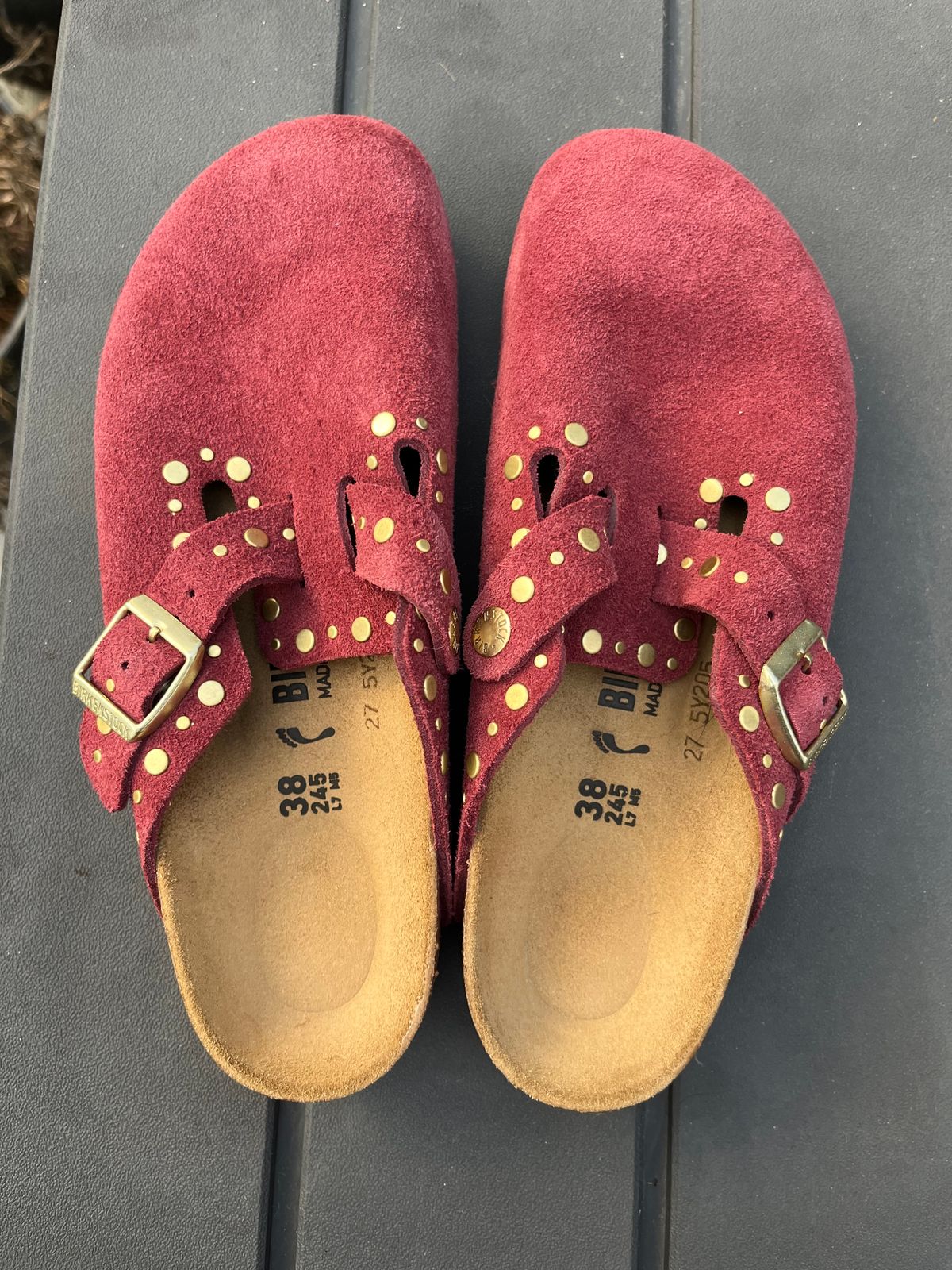 Photo by sgetz.19 on November 5, 2025 of the Birkenstock Boston in Zinfandel Suede.