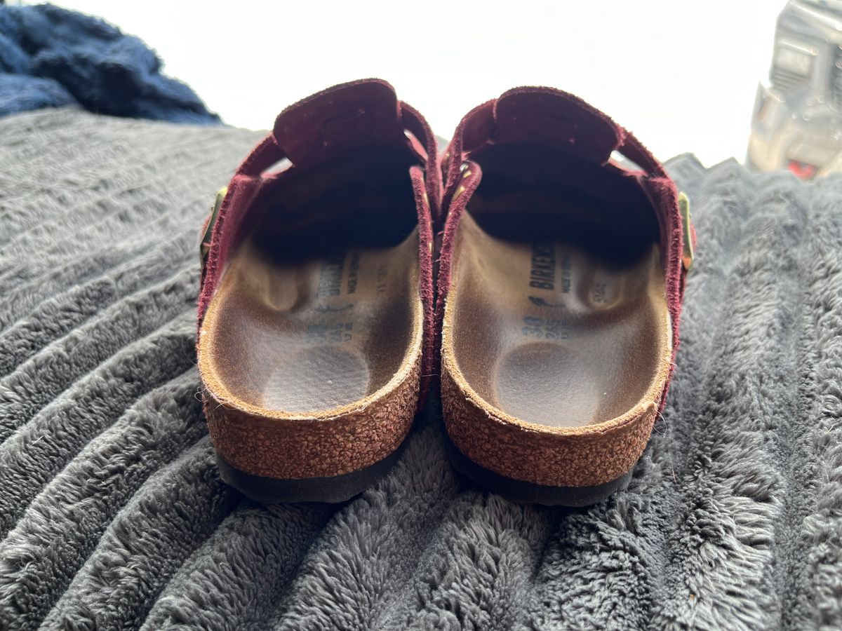 Photo by sgetz.19 on December 5, 2025 of the Birkenstock Boston in Zinfandel Suede.