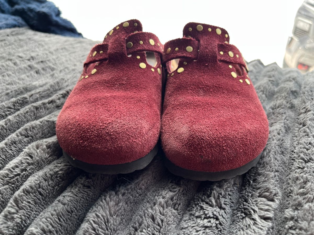 Photo by sgetz.19 on December 5, 2025 of the Birkenstock Boston in Zinfandel Suede.