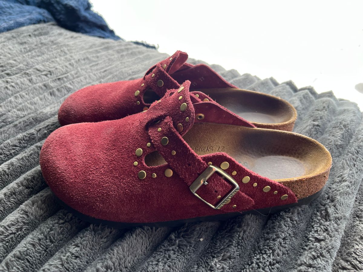 Photo by sgetz.19 on December 5, 2025 of the Birkenstock Boston in Zinfandel Suede.