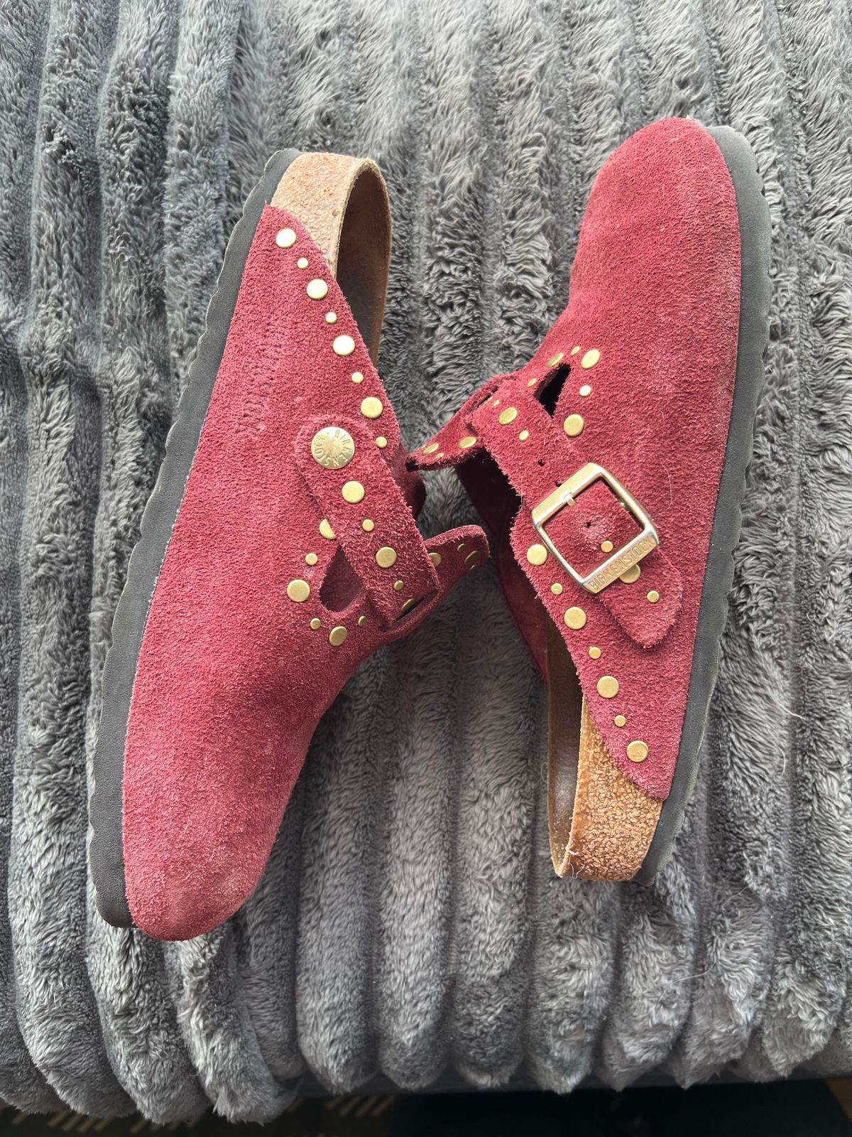 Photo by sgetz.19 on December 5, 2025 of the Birkenstock Boston in Zinfandel Suede.