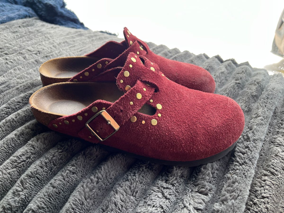 Photo by sgetz.19 on December 5, 2025 of the Birkenstock Boston in Zinfandel Suede.