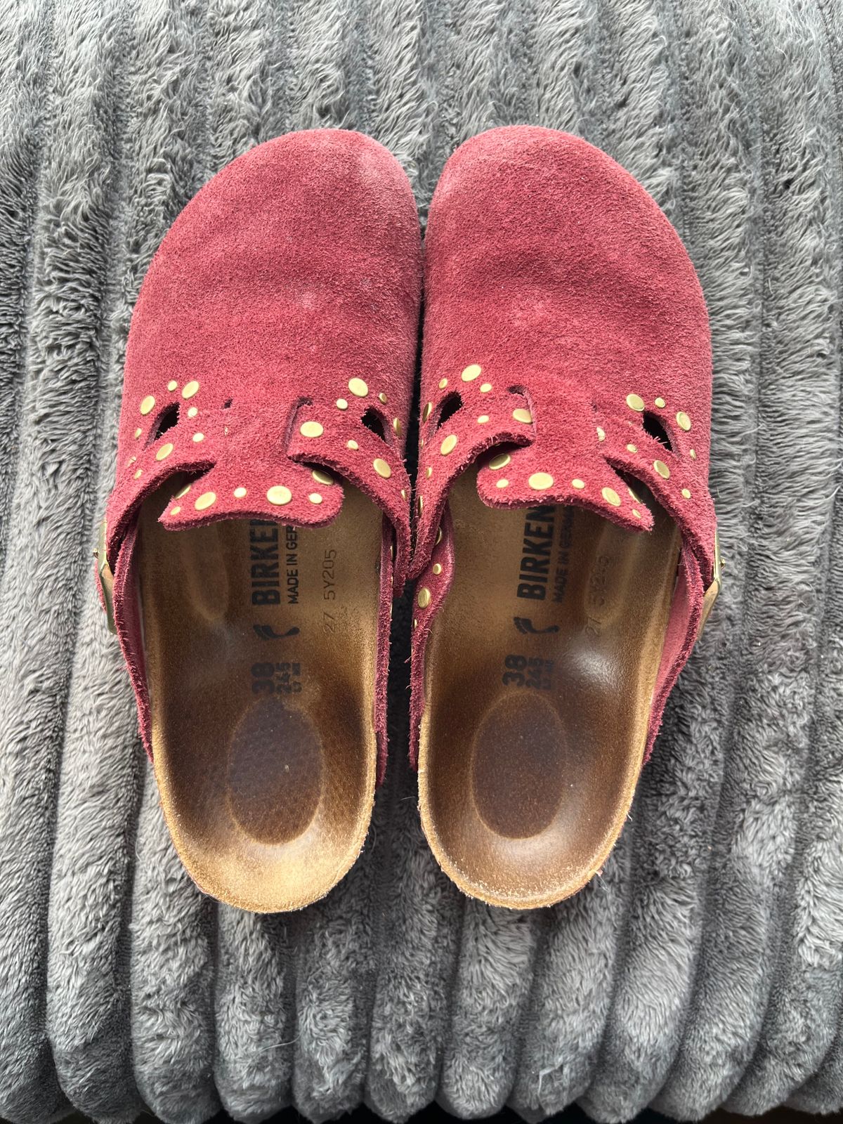 Photo by sgetz.19 on December 5, 2025 of the Birkenstock Boston in Zinfandel Suede.
