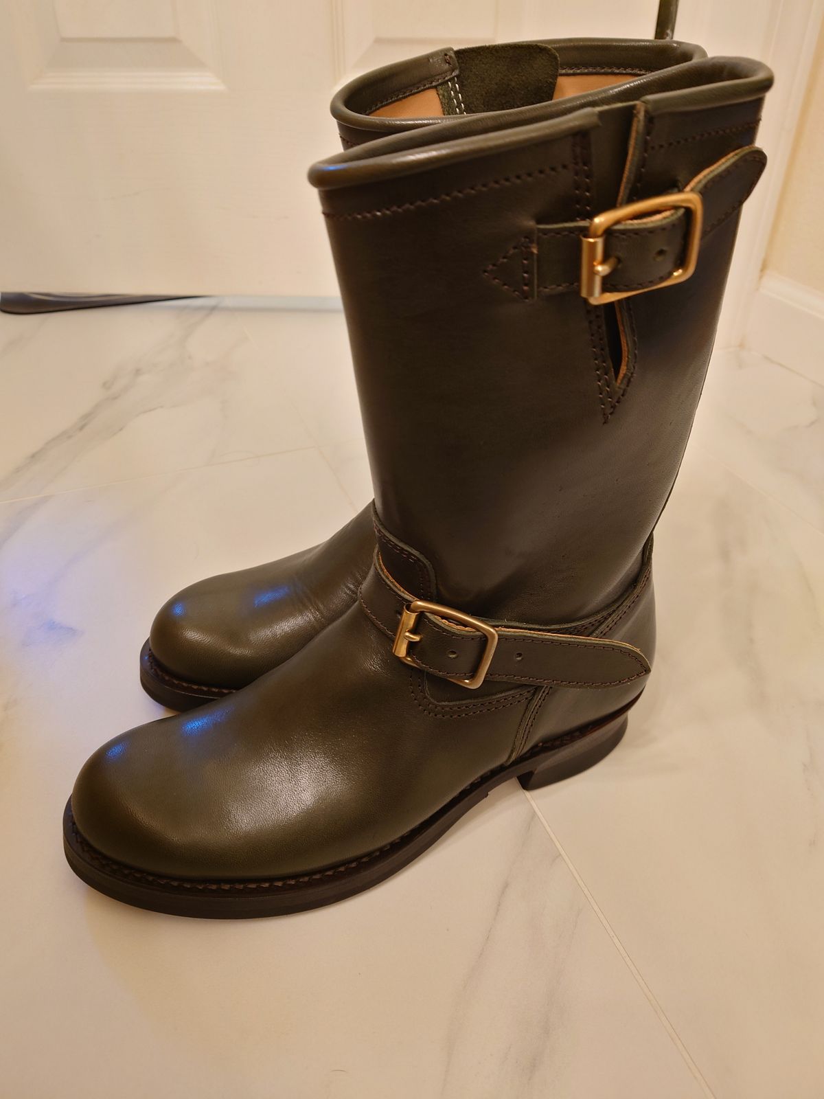 Photo by BarhinBhatt on March 21, 2025 of the Y'2 Leather Engineer Boot in Olive Eco Horse.
