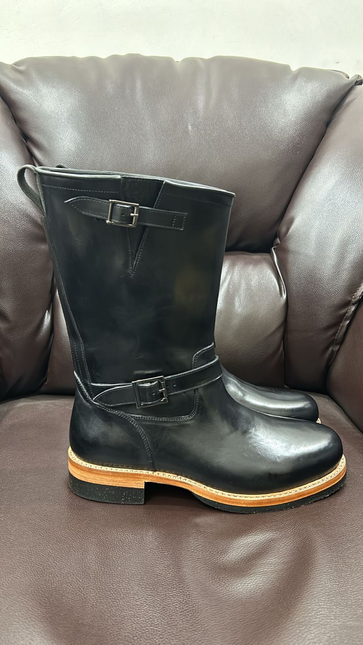 Photo by BarhinBhatt on March 19, 2025 of the Blkbrd Shoemaker Engineer in Maryam Black Horsehide.