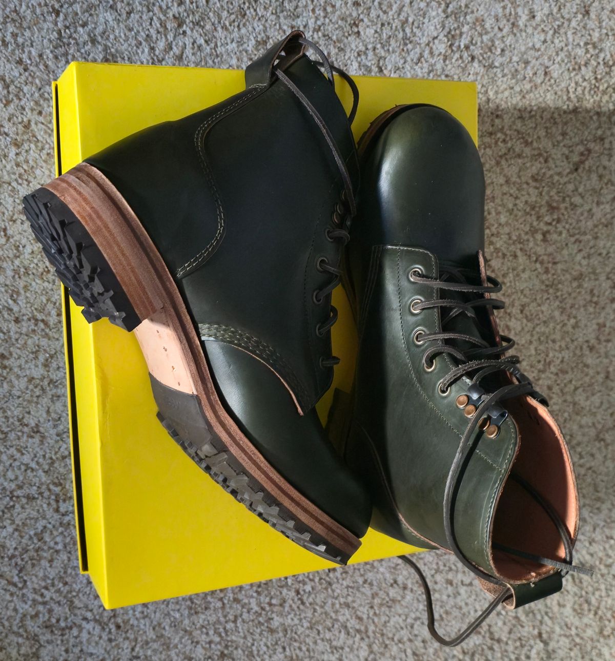 Photo by SuperChingaso5000 on December 29, 2025 of the Goral Buxton in Horween Chromexcel Forest Green.