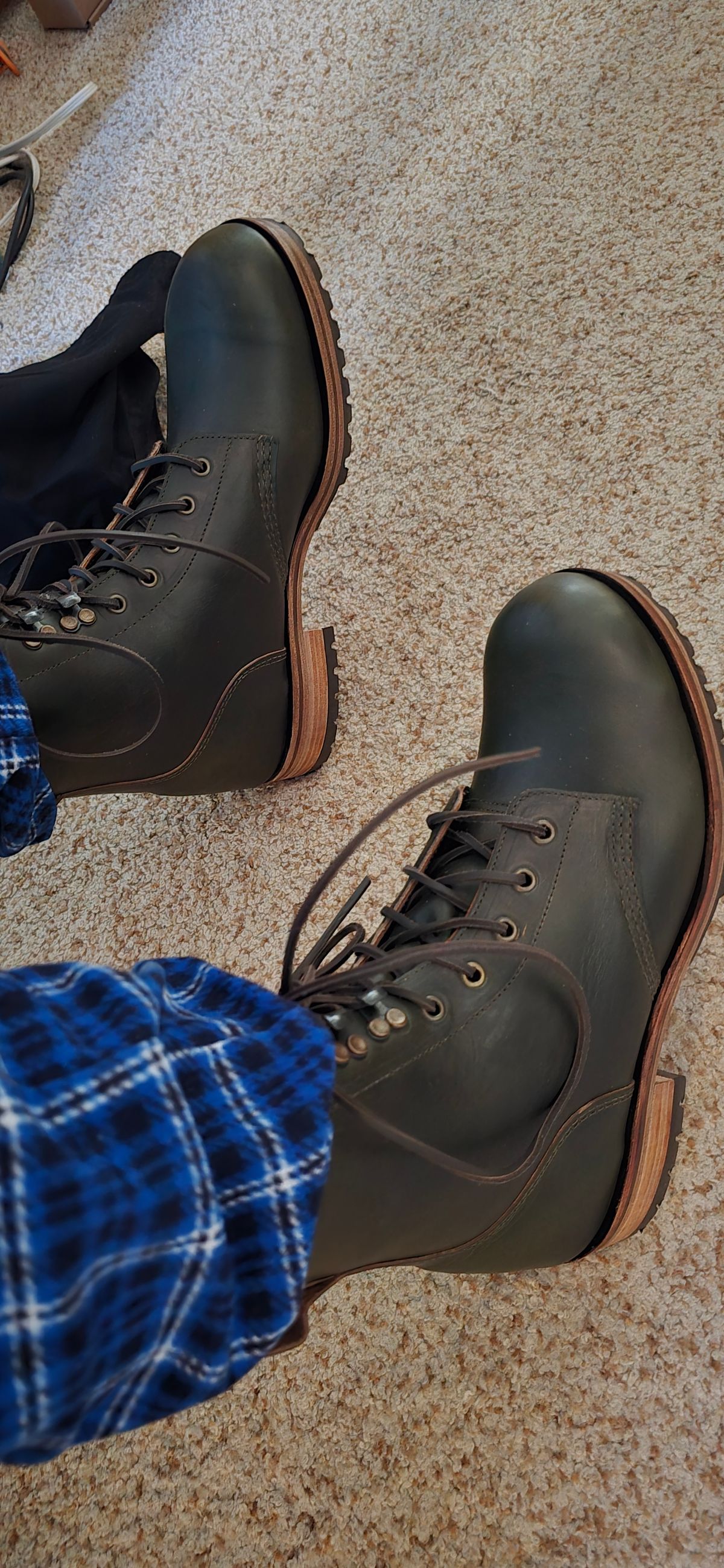 Photo by SuperChingaso5000 on December 29, 2025 of the Goral Buxton in Horween Chromexcel Forest Green.