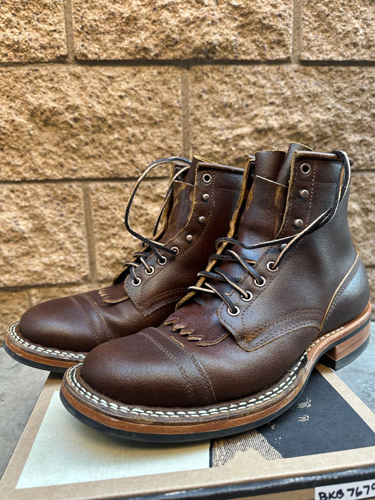 Photo by chriscanecoffee on January 1, 2025 of the White's Bounty Hunter in Horween Cinnamon Waxed Flesh.
