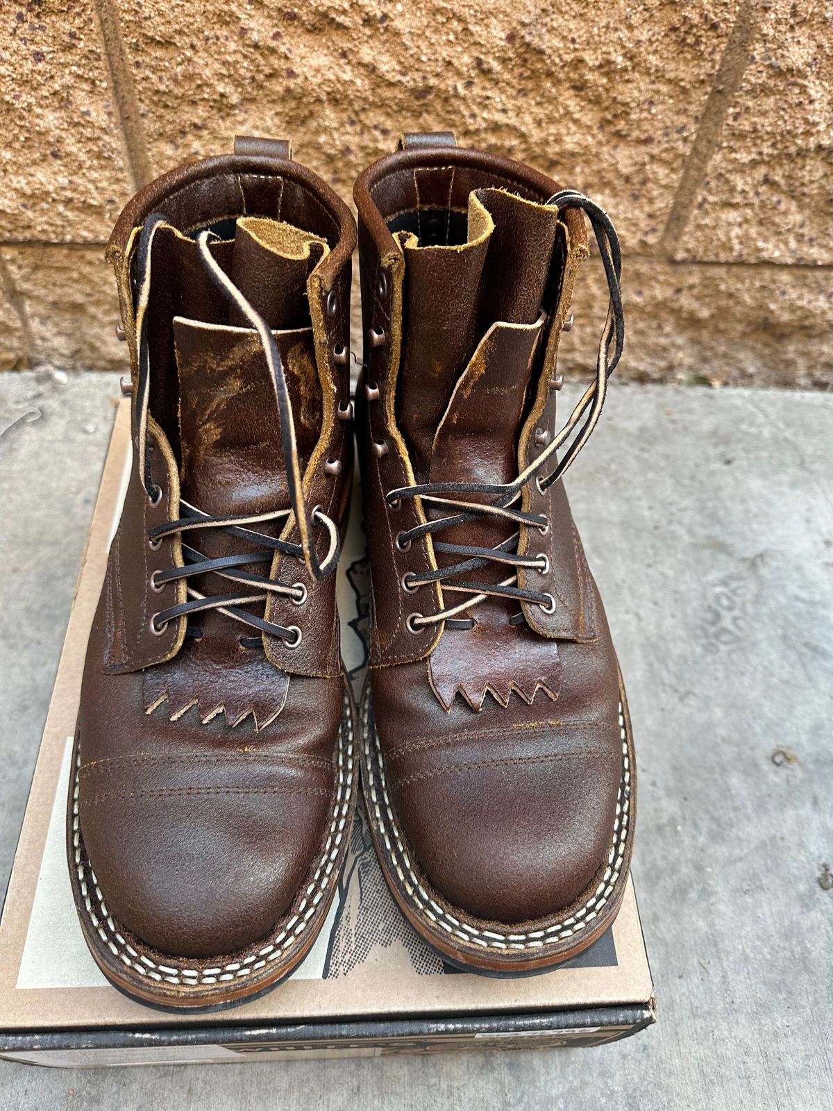 Photo by chriscanecoffee on January 1, 2025 of the White's Bounty Hunter in Horween Cinnamon Waxed Flesh.