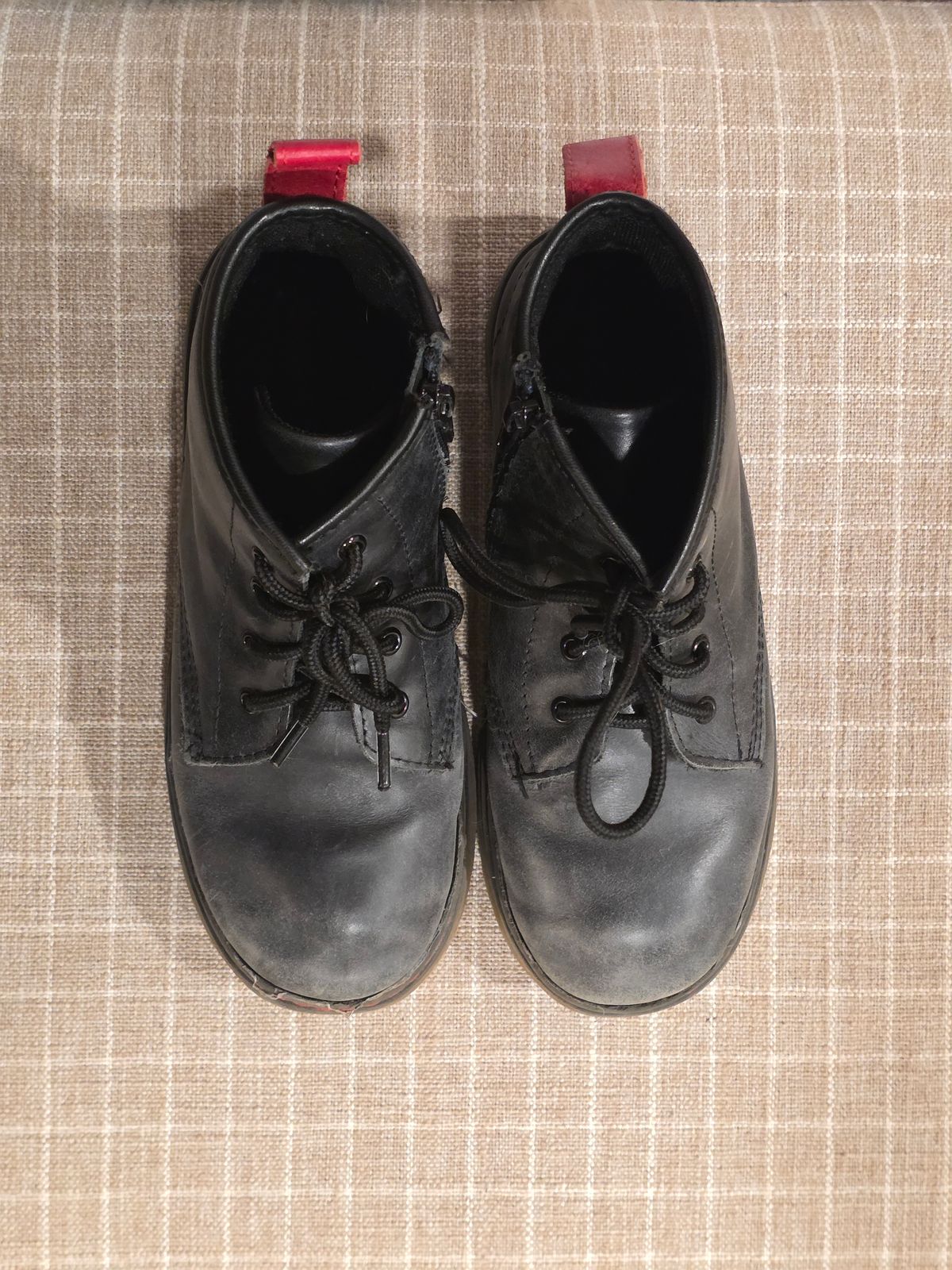 Photo by Little_Pods on November 6, 2025 of the Piper Finn Raven-Combat Boots in Unknown Leather.