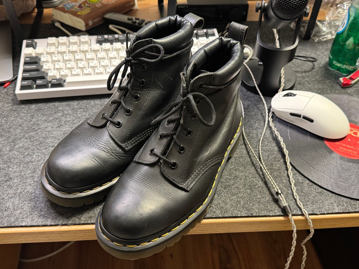 Photo by Lingo on April 4, 2026 of the Dr. Martens 11292 in Greasy.