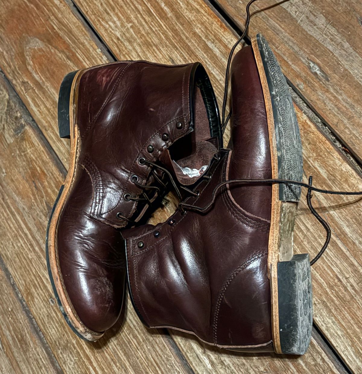 Photo by Shrimpy_grits on November 27, 2025 of the Red Wing Beckman in S.B. Foot Black Cherry Excalibur.