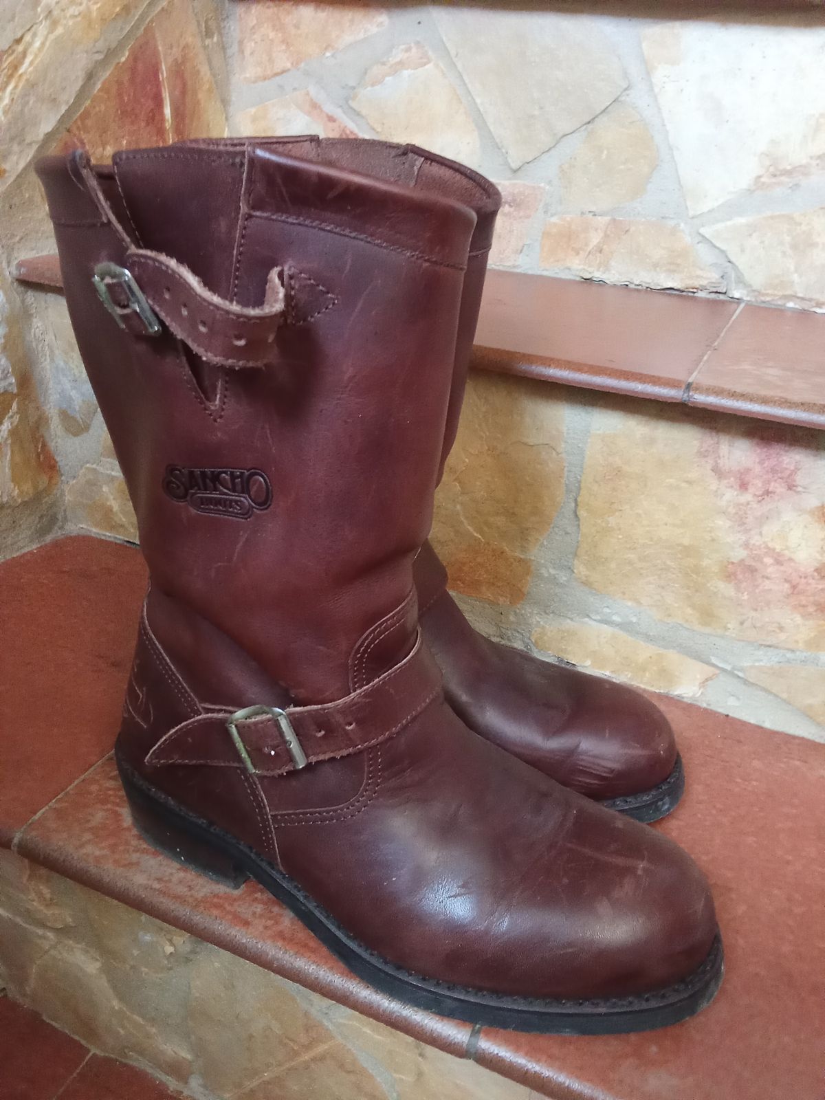 Photo by bacalhau on January 1, 2025 of the Sancho Boots Engineer in Seidel Chocolate Oil Tan Roughout.