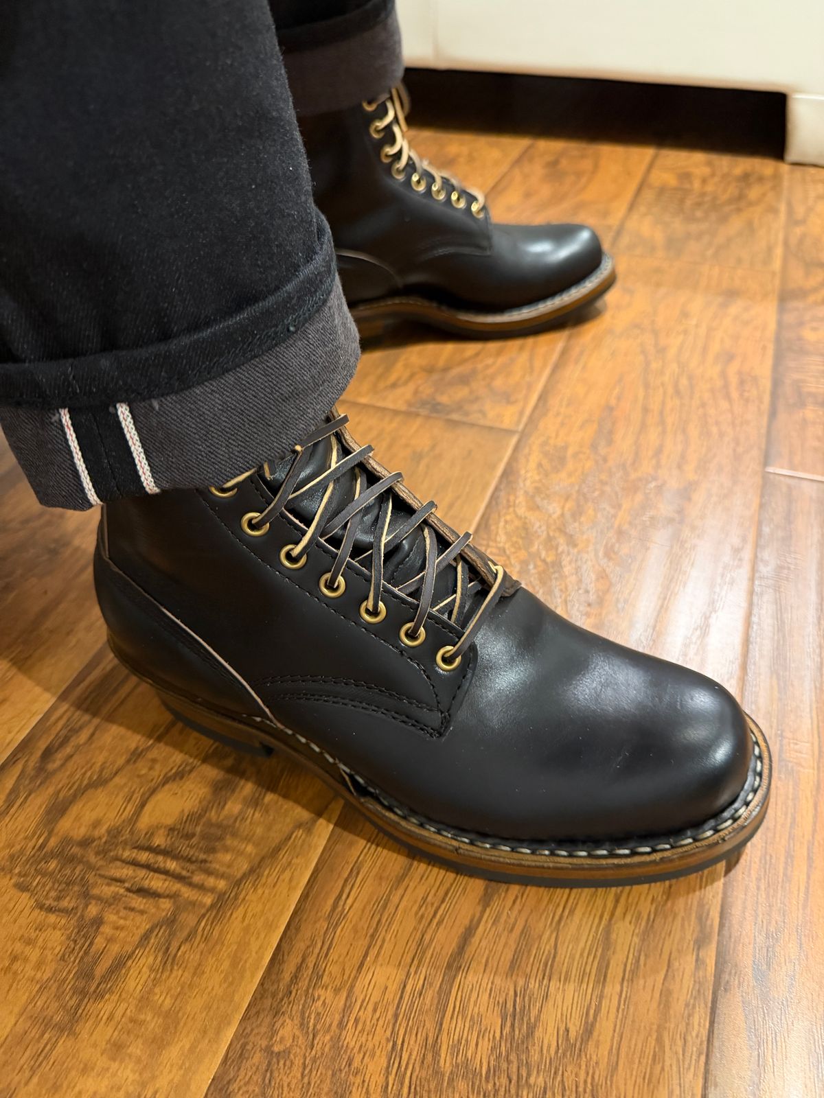 Photo by Ramo on May 14, 2026 of the White's Bounty Hunter in Horween Black Chromexcel Horsehide.