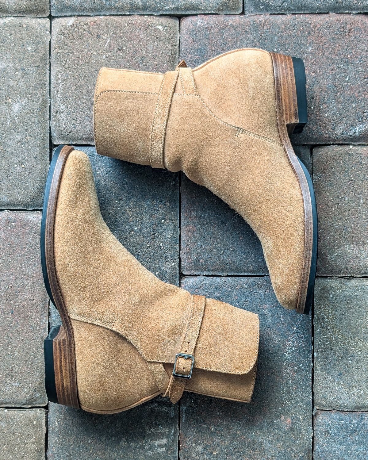 Photo by nikolanottesla on August 15, 2025 of the Flame Panda Jodhpur in Maryam Natural Horsebutt Roughout.