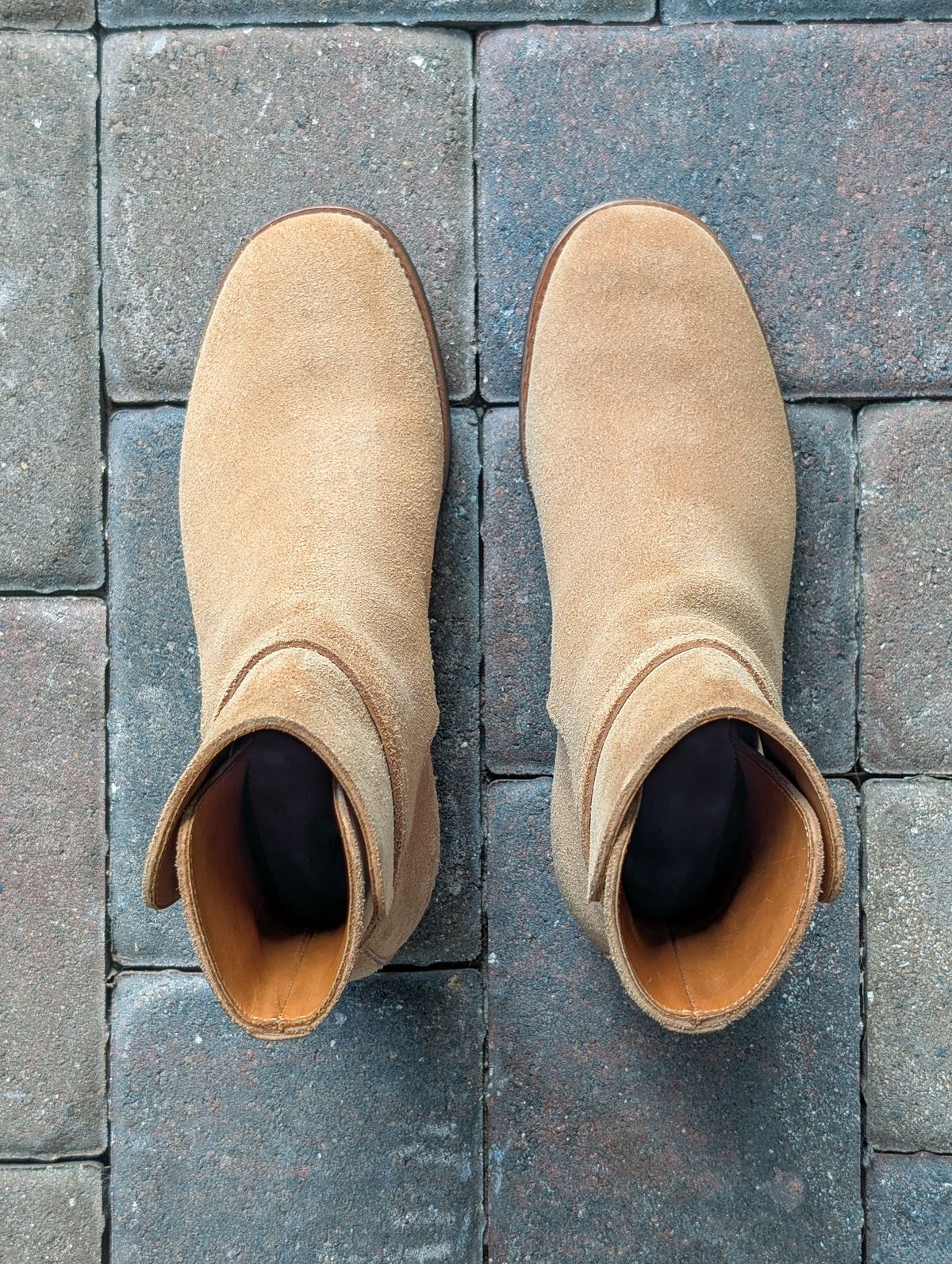 Photo by nikolanottesla on August 15, 2025 of the Flame Panda Jodhpur in Maryam Natural Horsebutt Roughout.