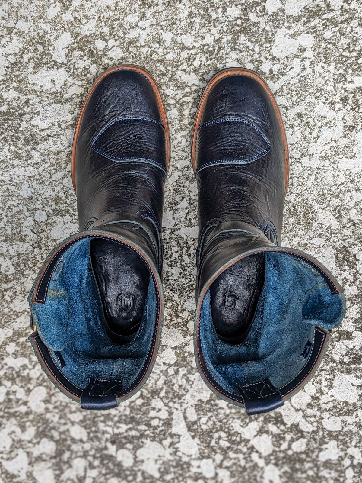 Photo by nikolanottesla on May 3, 2024 of the Unsung U 22-2 Engineer Boot in Horween Cobalt Blue Derby.