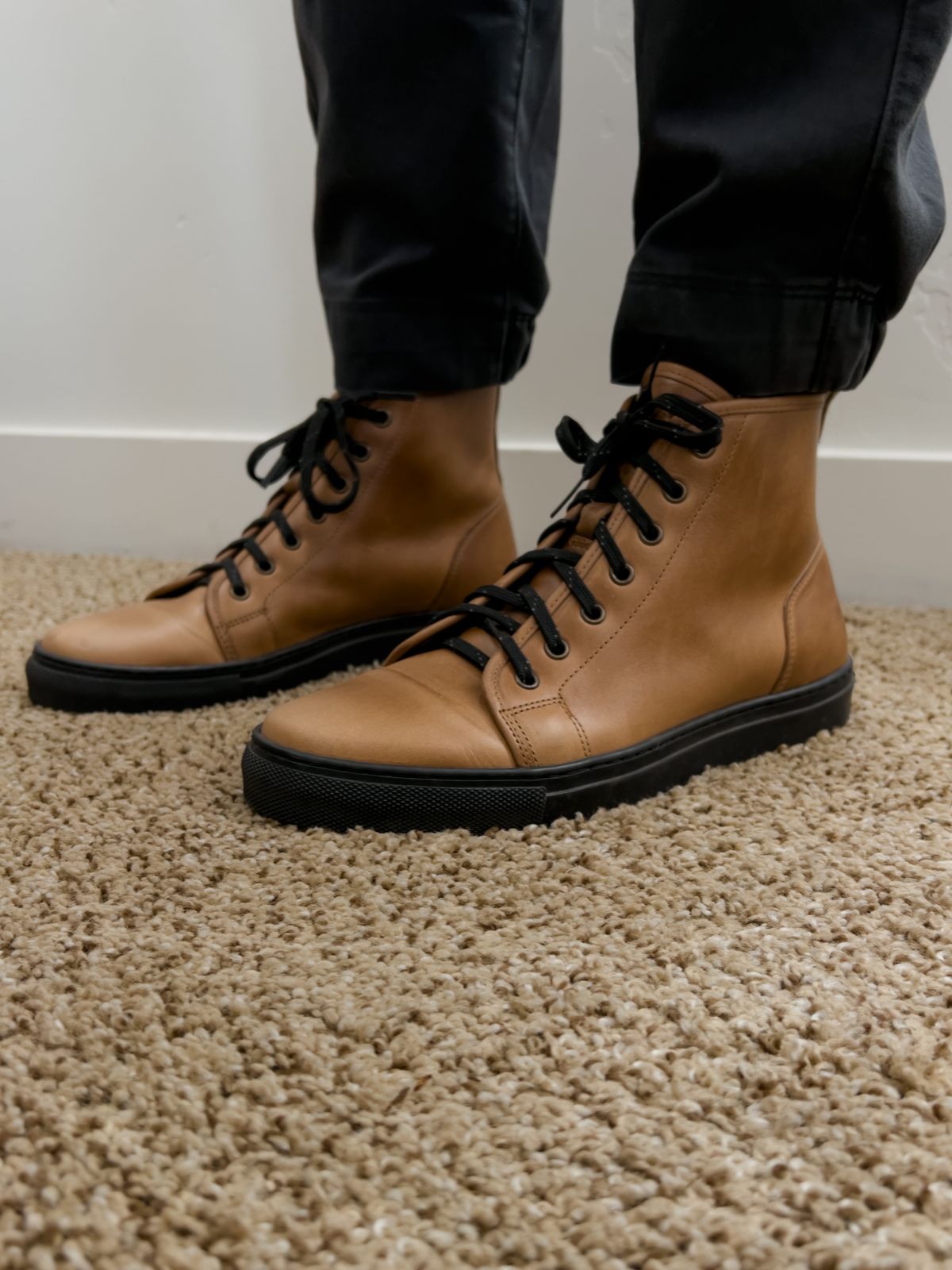 Photo by MangoSlice on November 1, 2024 of the Goral Goral X Rose Anvil SMUGS in Horween Natural Chromexcel.