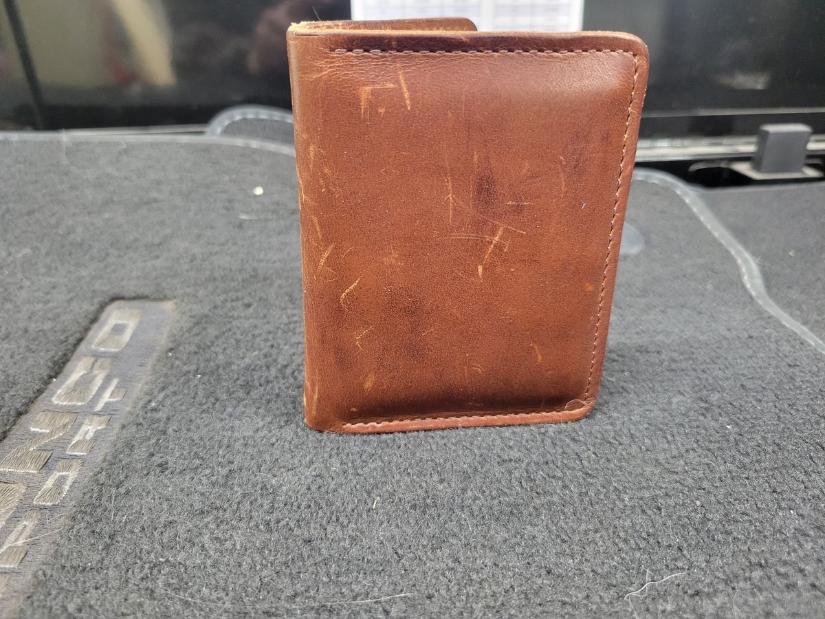 Photo by Cecilk on December 2, 2025 of the Ashland Leather Vertical Bugs Moran Wallet in Horween Brown Veg Tanned.
