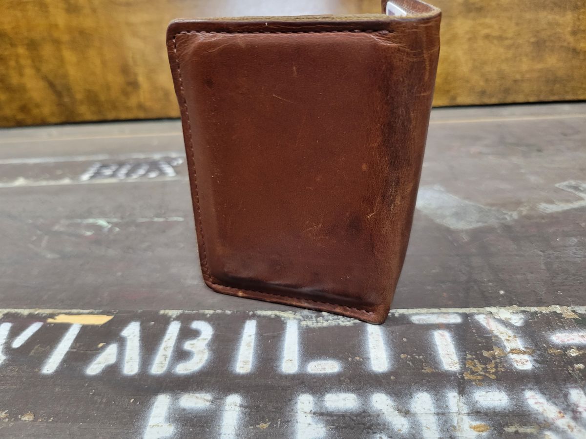 Photo by Cecilk on April 2, 2026 of the Ashland Leather Vertical Bugs Moran Wallet in Horween Brown Veg Tanned.