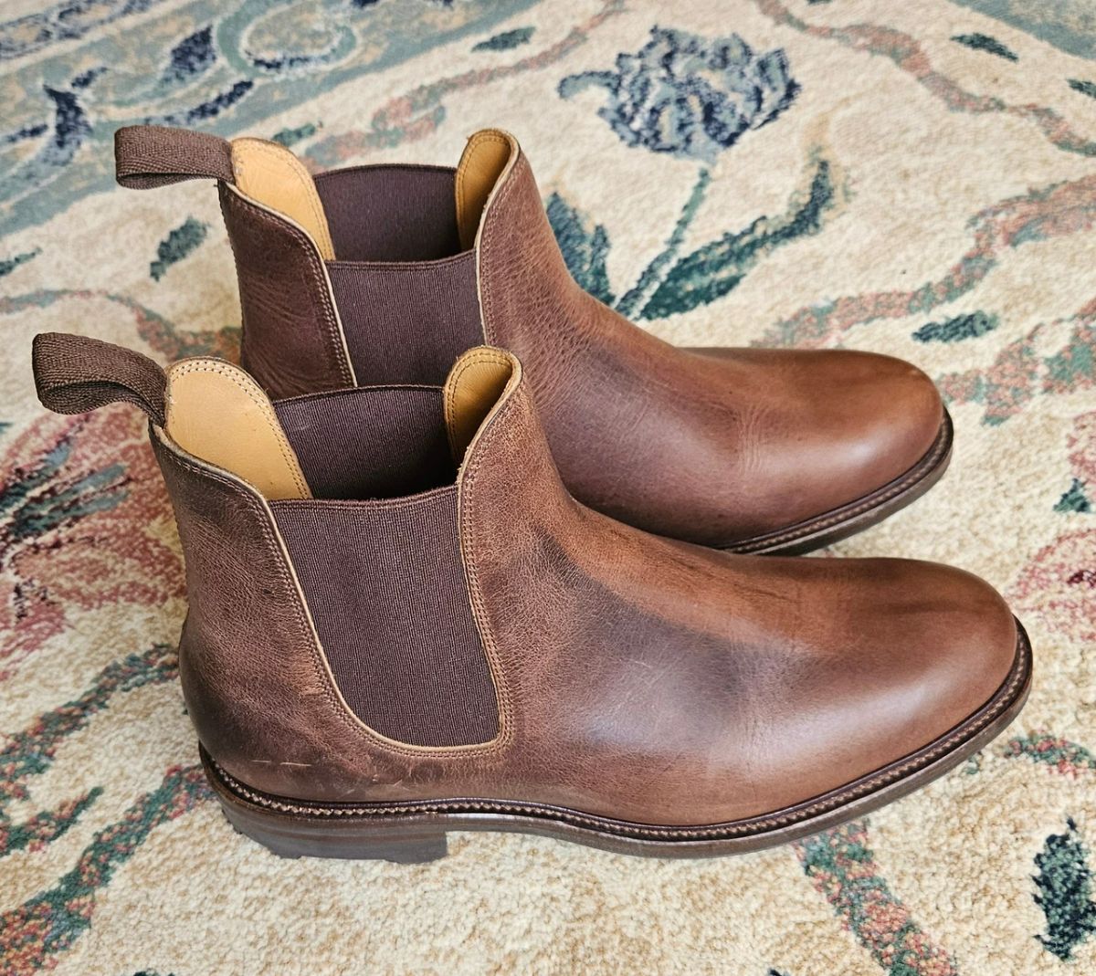 Photo by bbart on November 23, 2024 of the Viberg Chelsea in Horween Rowdy Dachshund.