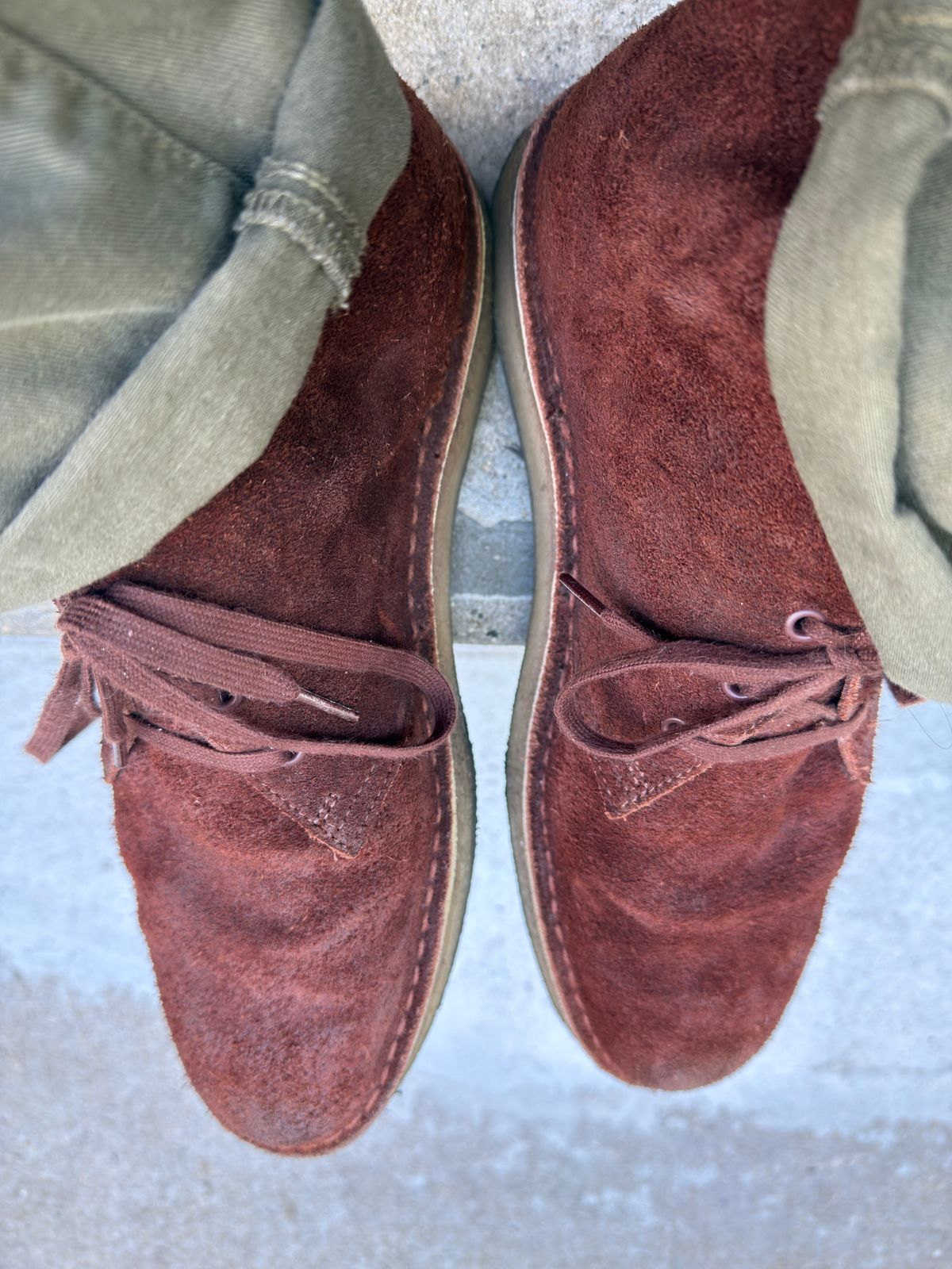 Photo by rigglethor on August 25, 2025 of the Clarks Desert Boot in C.F. Stead British Tan Suede.