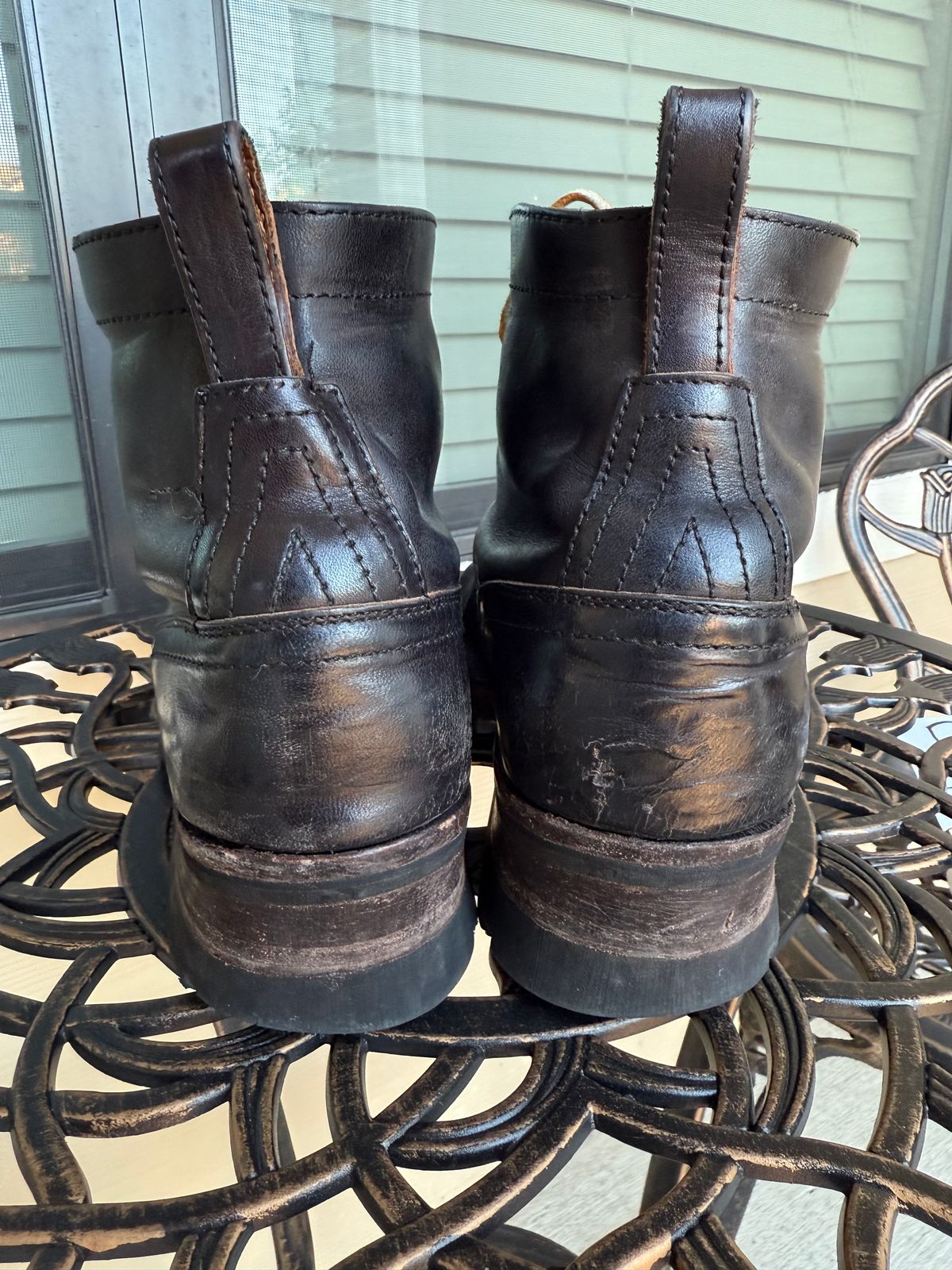 Photo by indi.raw.oninsb on November 5, 2025 of the Thursday Challenger in Maryam Natural Horsebutt Overdyed Black.