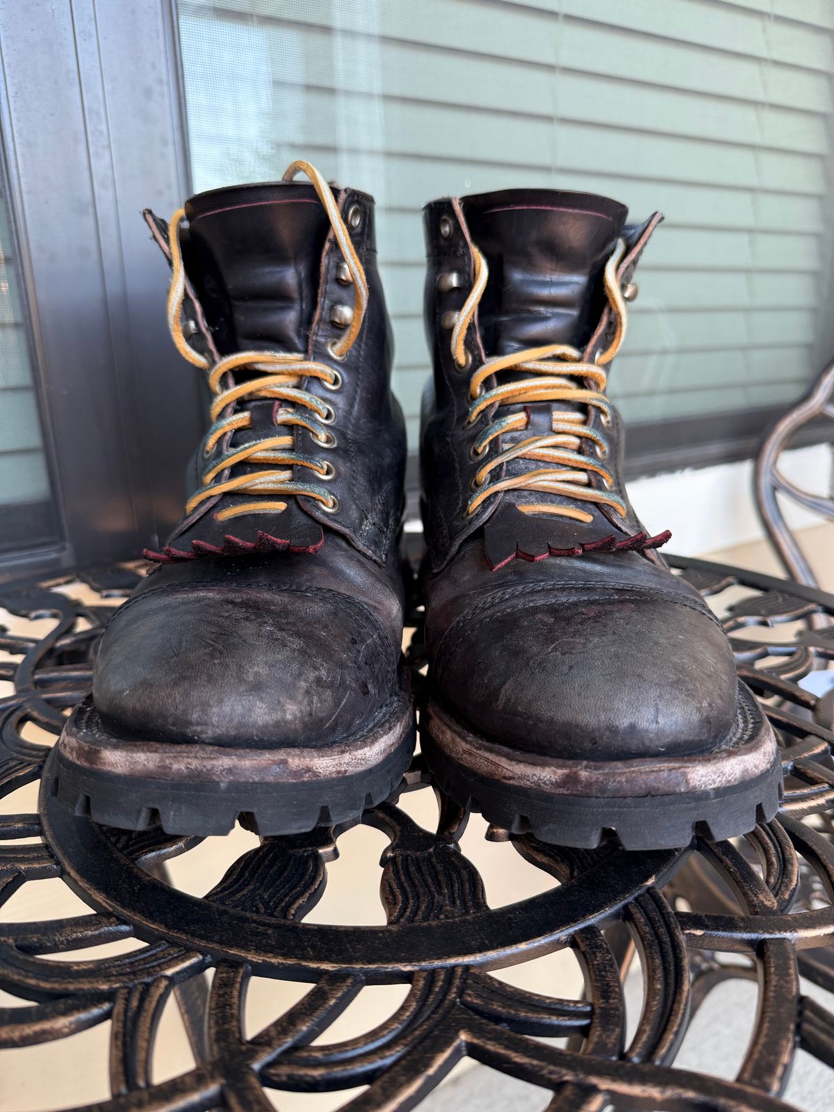 Photo by indi.raw.oninsb on November 5, 2025 of the Thursday Challenger in Maryam Natural Horsebutt Overdyed Black.