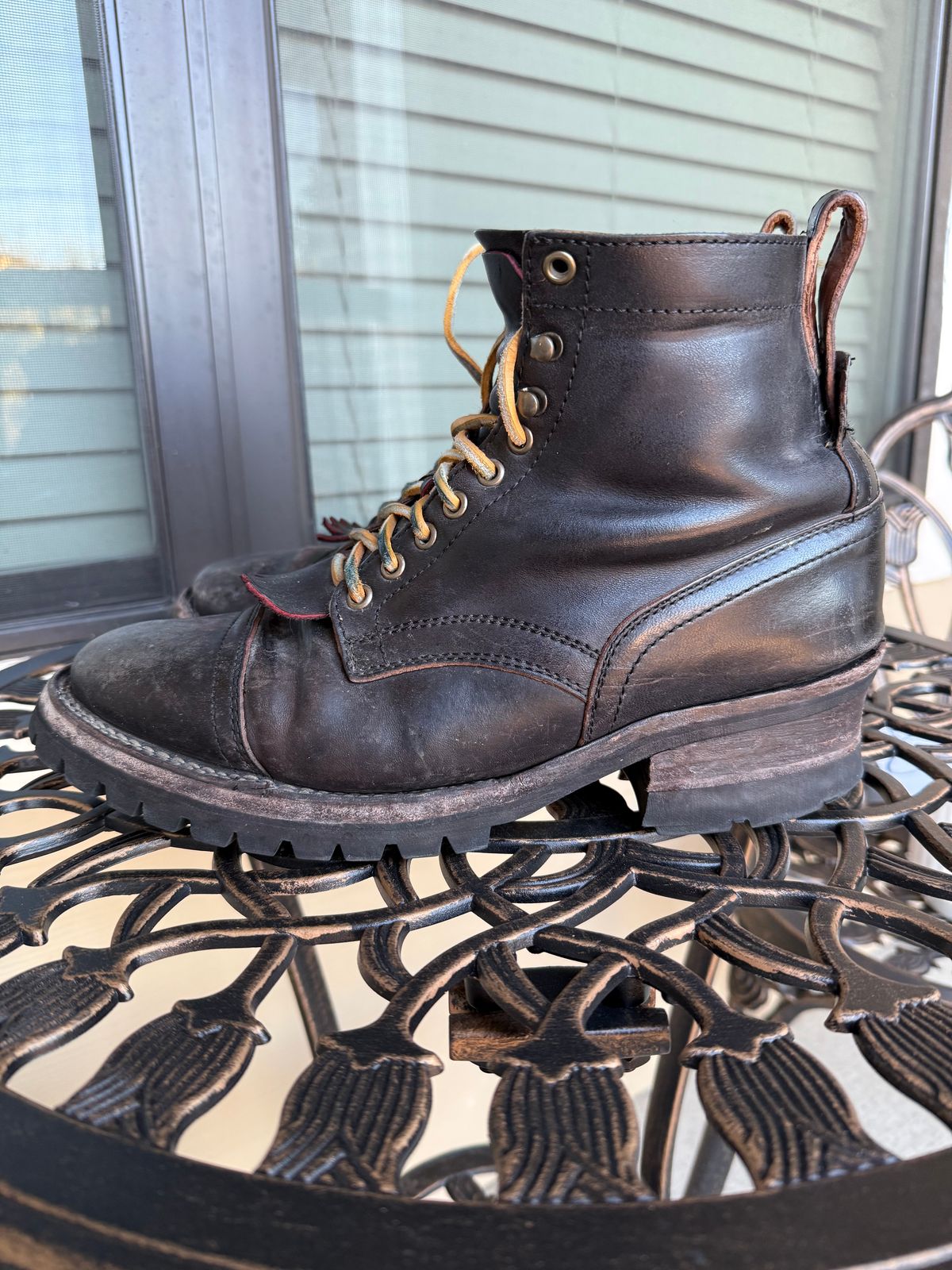 Photo by indi.raw.oninsb on November 5, 2025 of the Thursday Challenger in Maryam Natural Horsebutt Overdyed Black.