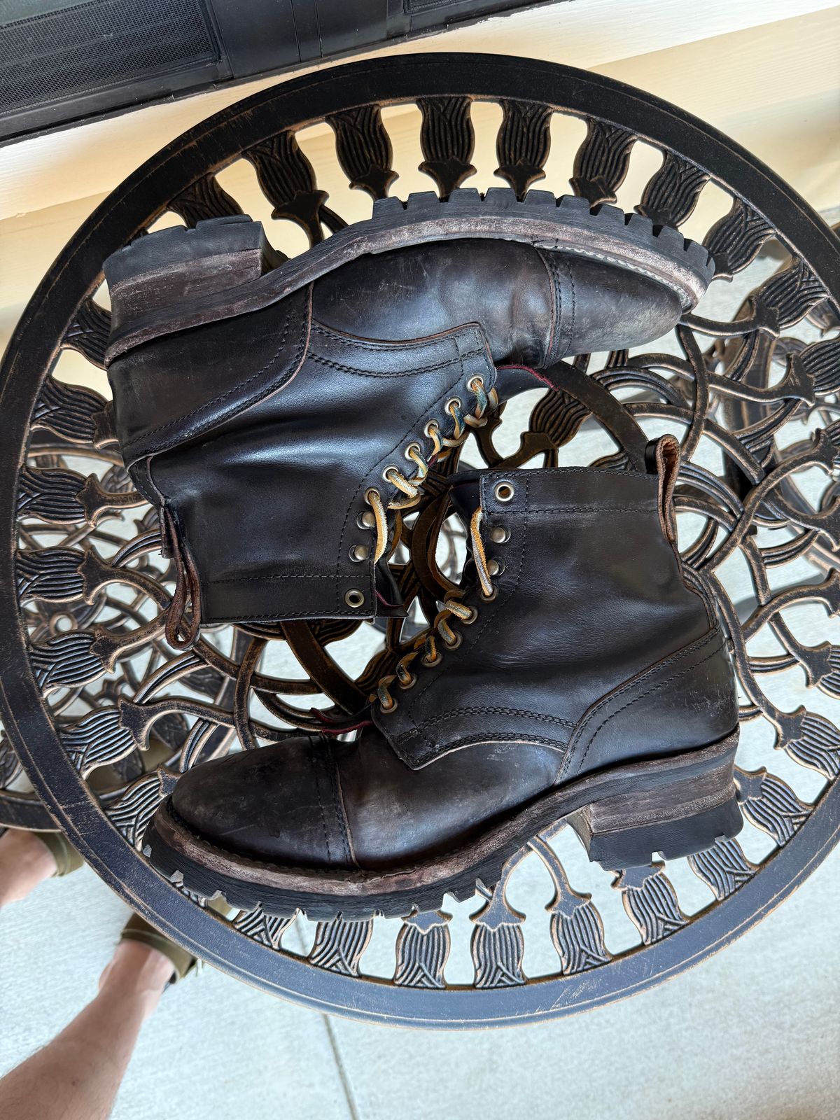 Photo by indi.raw.oninsb on November 5, 2025 of the Thursday Challenger in Maryam Natural Horsebutt Overdyed Black.