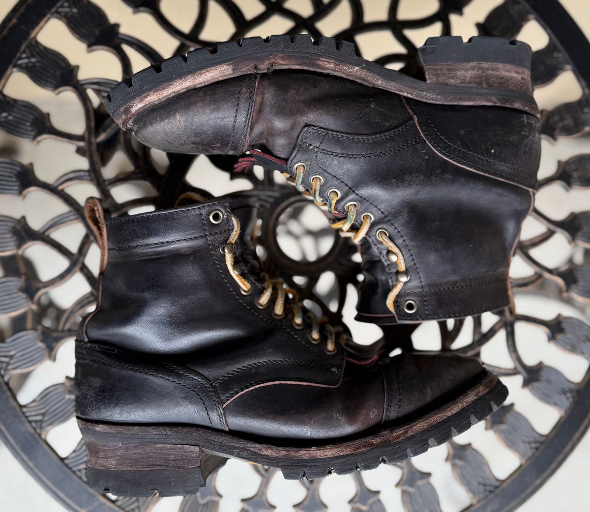 Photo by indi.raw.oninsb on December 1, 2025 of the Thursday Challenger in Maryam Natural Horsebutt Overdyed Black.