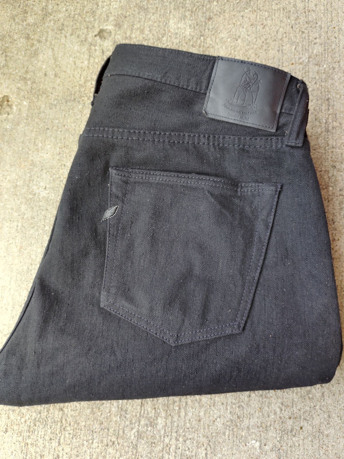 Photo by SwankeLorde on September 2, 2024 of the Pure Blue Japan TCD-003-BK in 14oz. Slub Teacore Denim - Double Black X Brown Core.