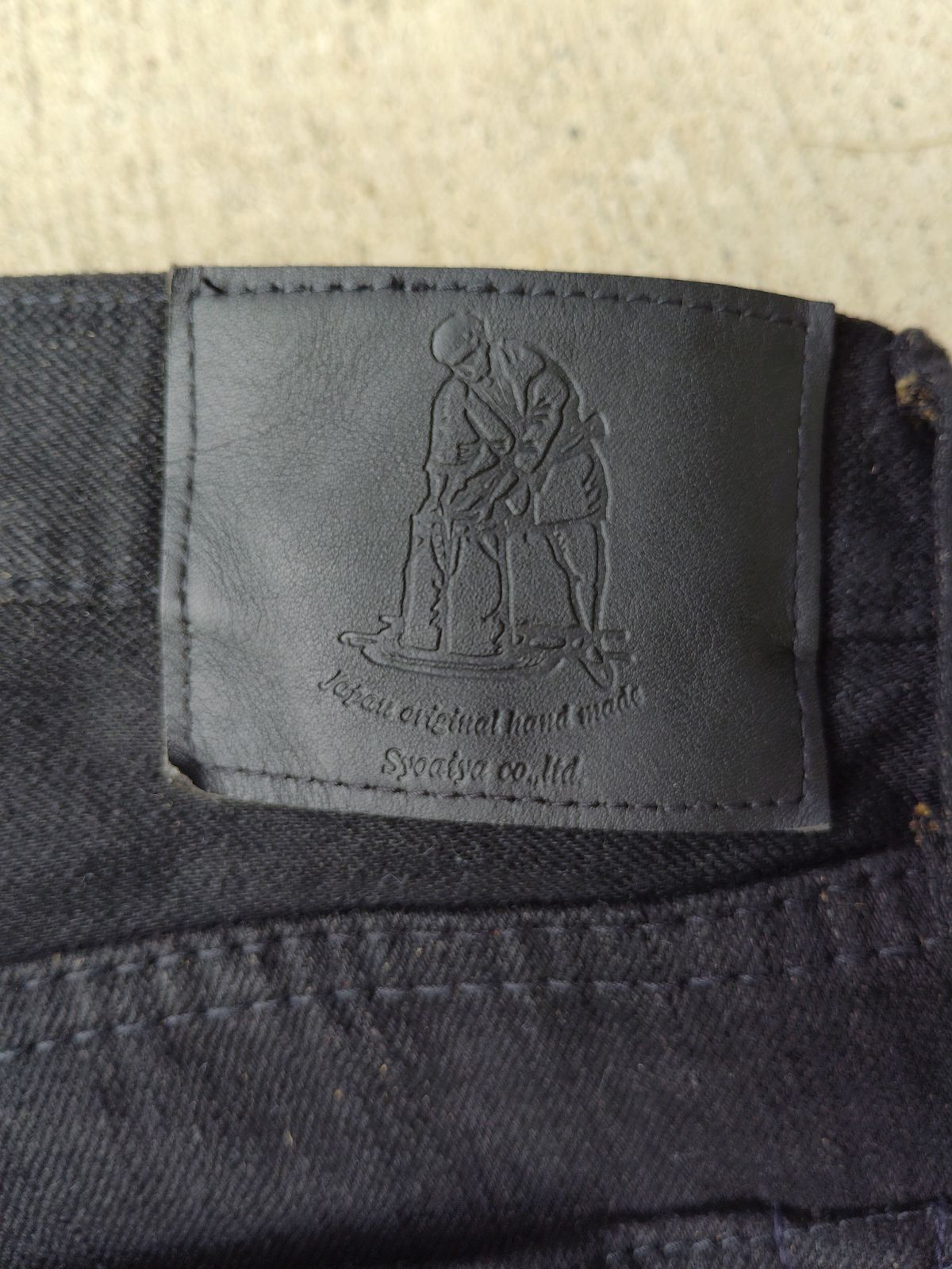 Photo by SwankeLorde on September 2, 2024 of the Pure Blue Japan TCD-003-BK in 14oz. Slub Teacore Denim - Double Black X Brown Core.