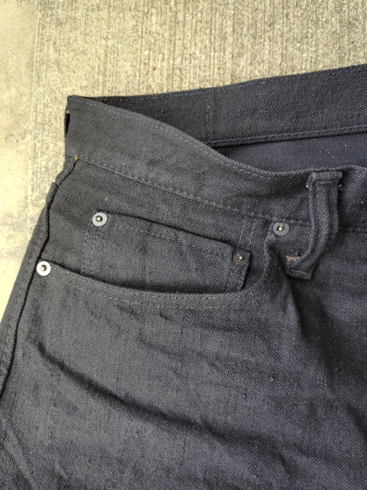 Photo by SwankeLorde on September 2, 2024 of the Pure Blue Japan TCD-003-BK in 14oz. Slub Teacore Denim - Double Black X Brown Core.