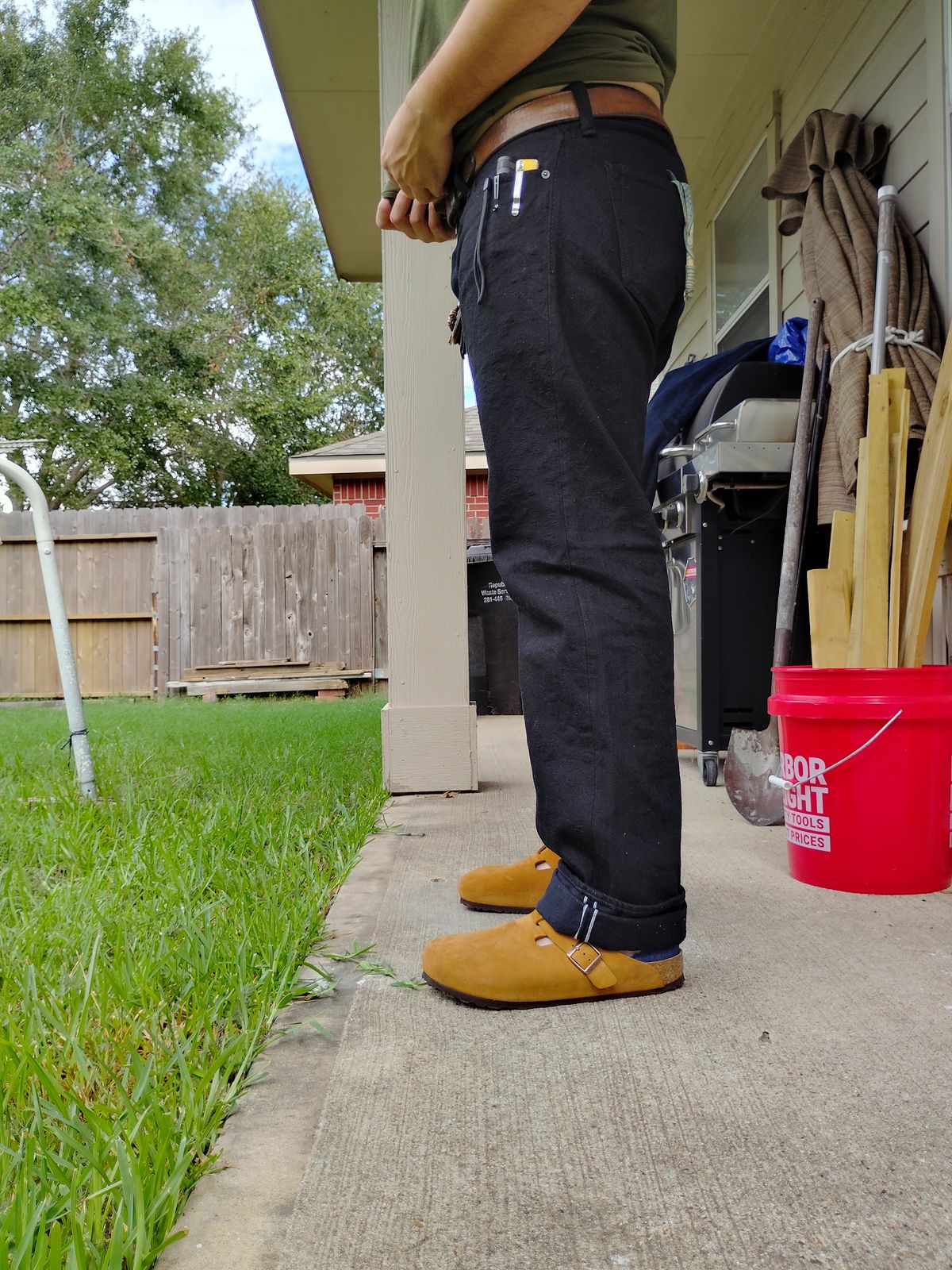 Photo by SwankeLorde on September 2, 2024 of the Pure Blue Japan TCD-003-BK in 14oz. Slub Teacore Denim - Double Black X Brown Core.