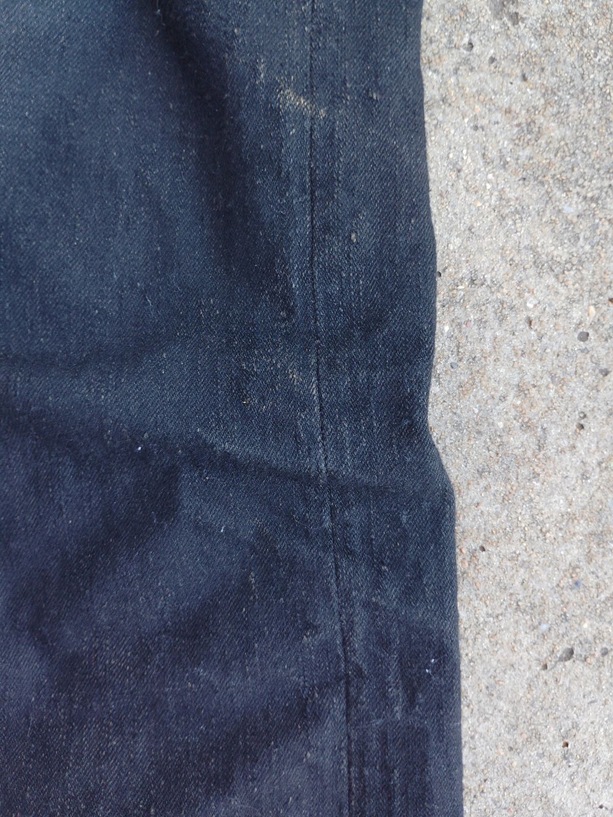 Photo by SwankeLorde on October 6, 2024 of the Pure Blue Japan TCD-003-BK in 14oz. Slub Teacore Denim - Double Black X Brown Core.