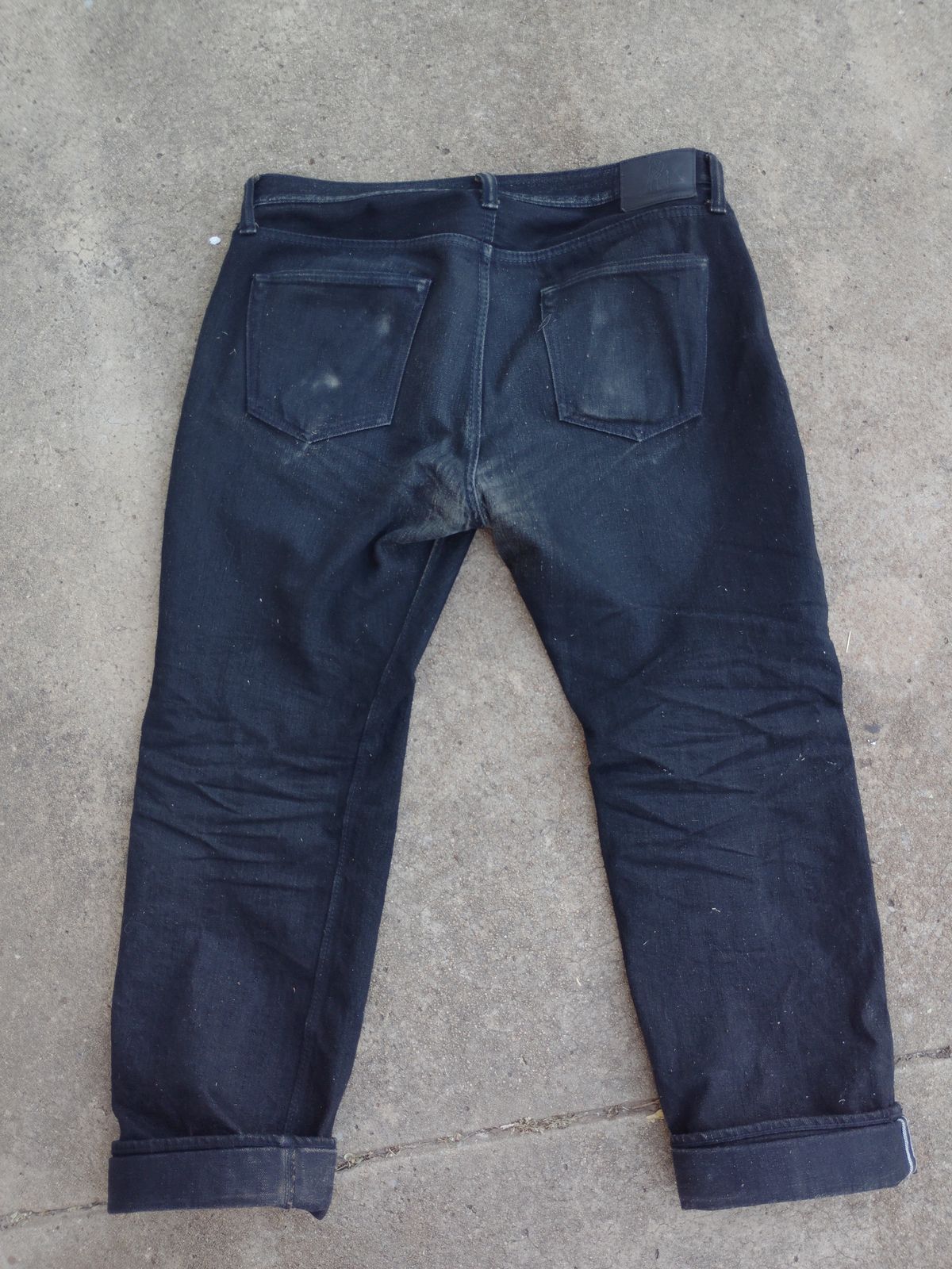 Photo by SwankeLorde on October 6, 2024 of the Pure Blue Japan TCD-003-BK in 14oz. Slub Teacore Denim - Double Black X Brown Core.