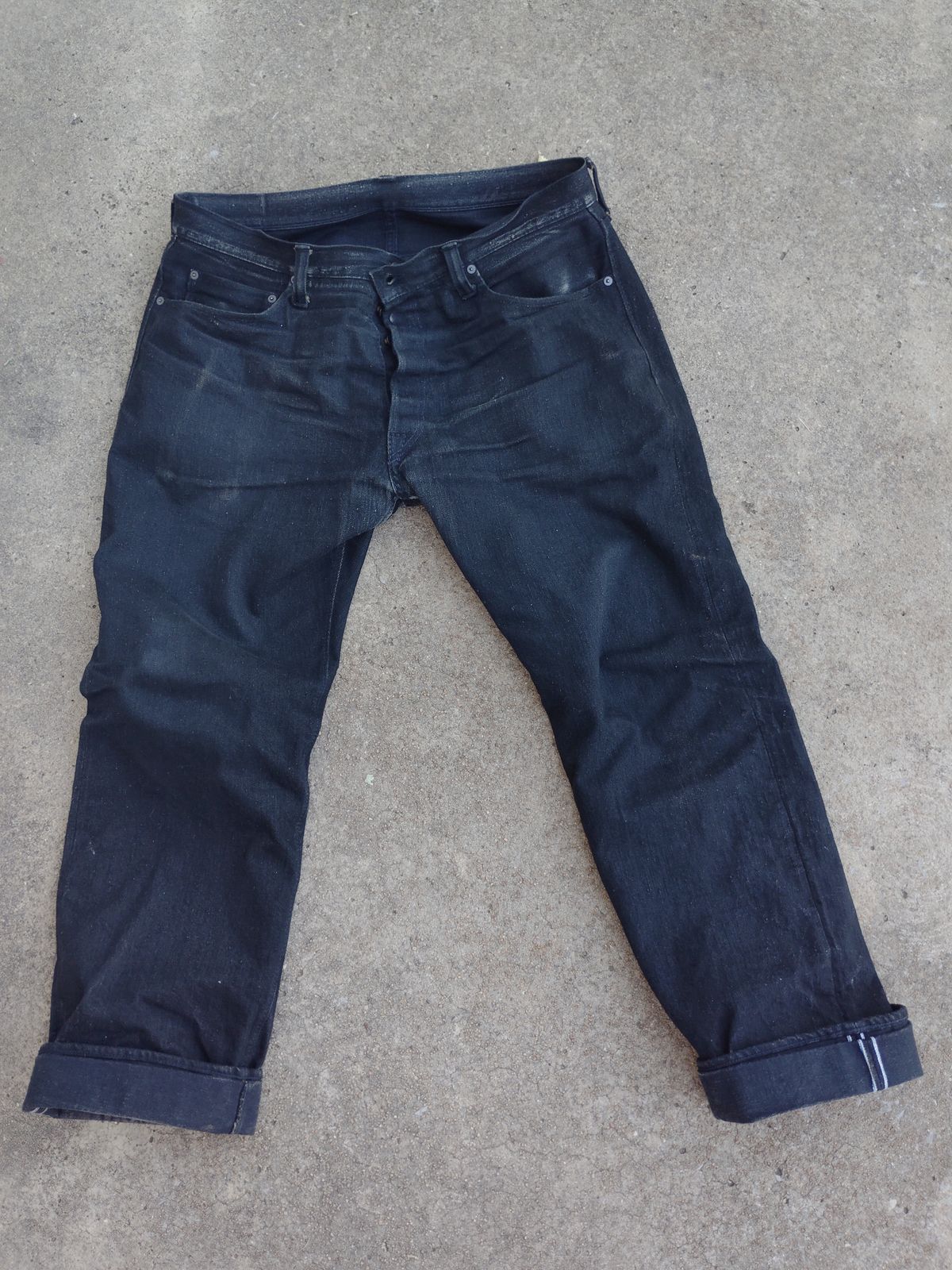 Photo by SwankeLorde on October 6, 2024 of the Pure Blue Japan TCD-003-BK in 14oz. Slub Teacore Denim - Double Black X Brown Core.