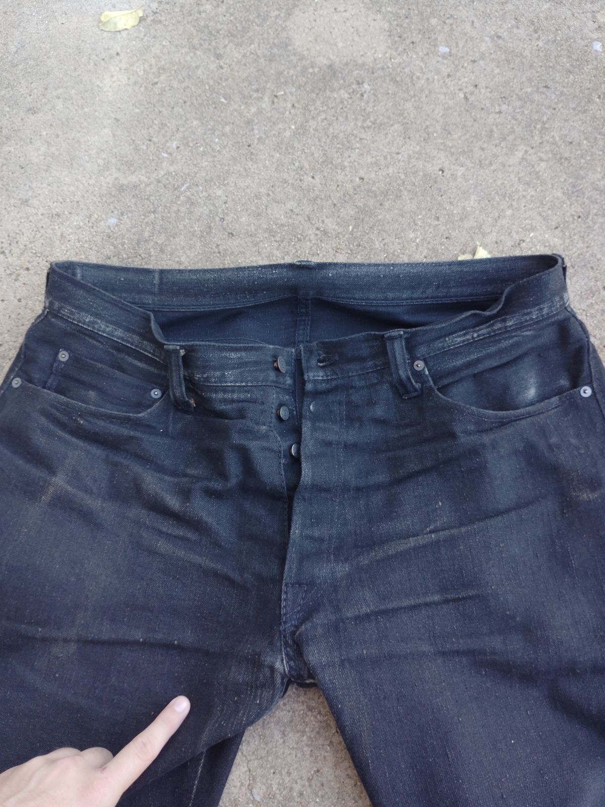 Photo by SwankeLorde on October 6, 2024 of the Pure Blue Japan TCD-003-BK in 14oz. Slub Teacore Denim - Double Black X Brown Core.
