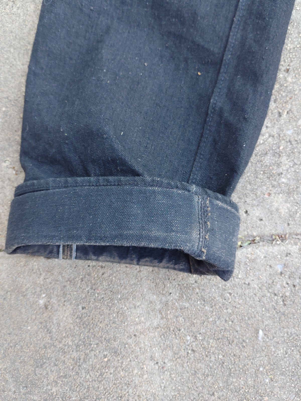 Photo by SwankeLorde on October 6, 2024 of the Pure Blue Japan TCD-003-BK in 14oz. Slub Teacore Denim - Double Black X Brown Core.