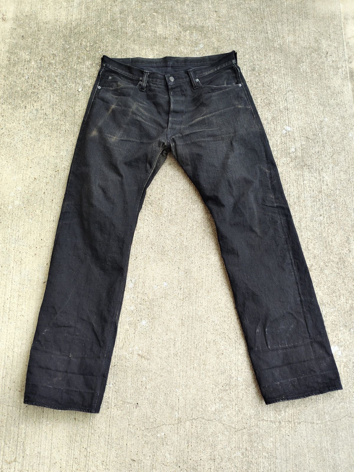 Photo by SwankeLorde on November 1, 2024 of the Pure Blue Japan TCD-003-BK in 14oz. Slub Teacore Denim - Double Black X Brown Core.