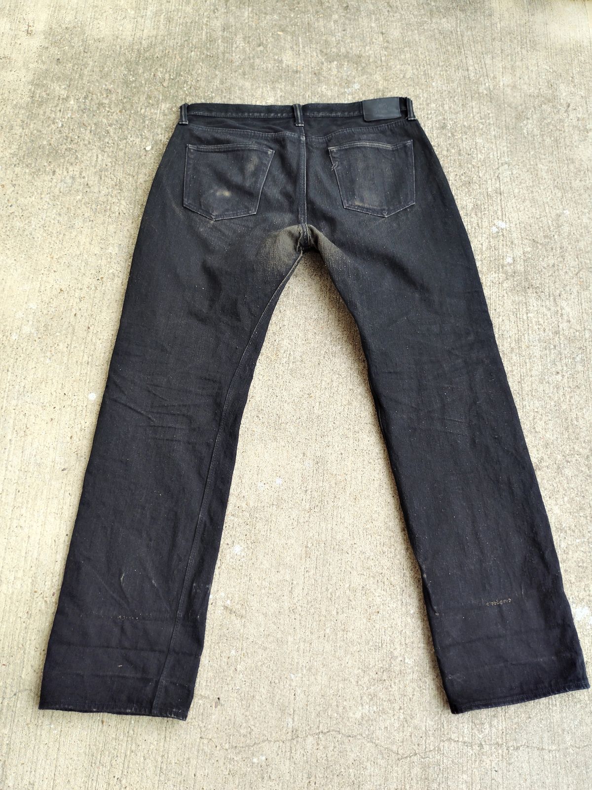 Photo by SwankeLorde on November 1, 2024 of the Pure Blue Japan TCD-003-BK in 14oz. Slub Teacore Denim - Double Black X Brown Core.