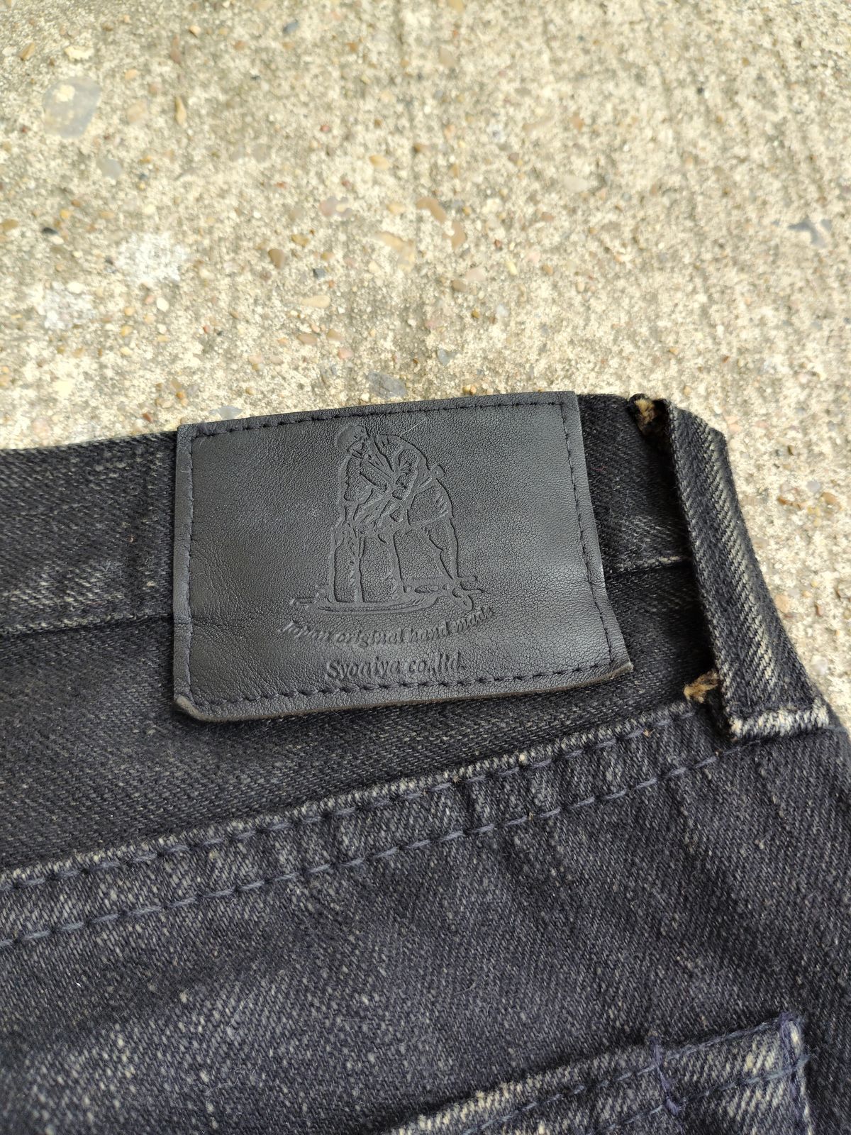 Photo by SwankeLorde on November 1, 2024 of the Pure Blue Japan TCD-003-BK in 14oz. Slub Teacore Denim - Double Black X Brown Core.
